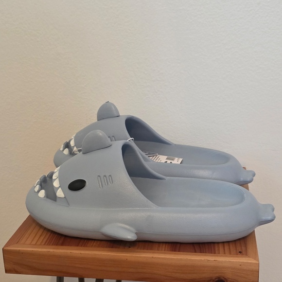 The Cloudies - Baby Blue Shark Slides - Size 7.5 - Picture 8 of 12